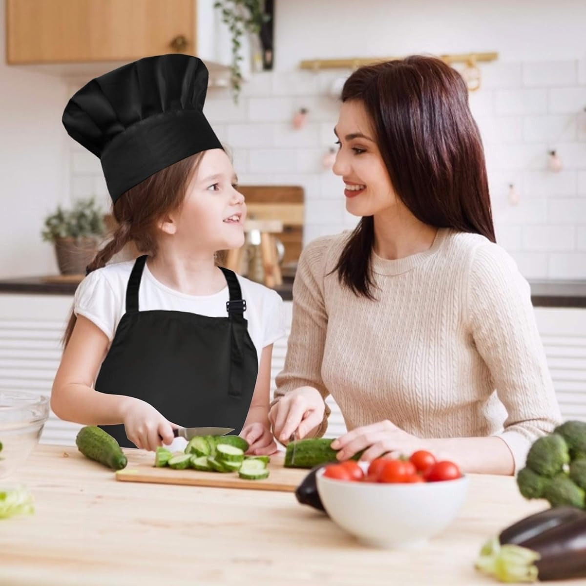 MiniMasterChef- Schattige zwart-witte schorten met koksmutsen